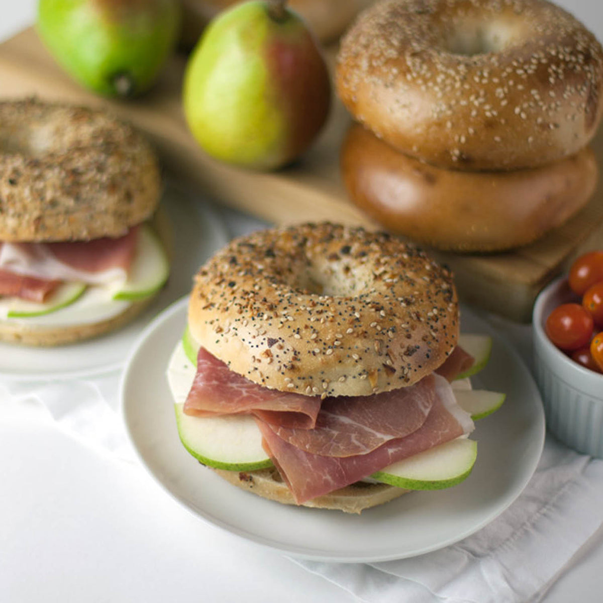 everything bagel with prosciutto and apple slices
